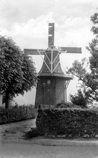 Bij de afbeeldingen. De drie foto's betreffen alle drie de tweede koren- en pelmolen van B. Schiphuis (nr. 3) die in 1946 is afgebrand. Op het kaartje daaronder is te zien waar de molen heeft gestaan. Foto's: eigen verzameling.
